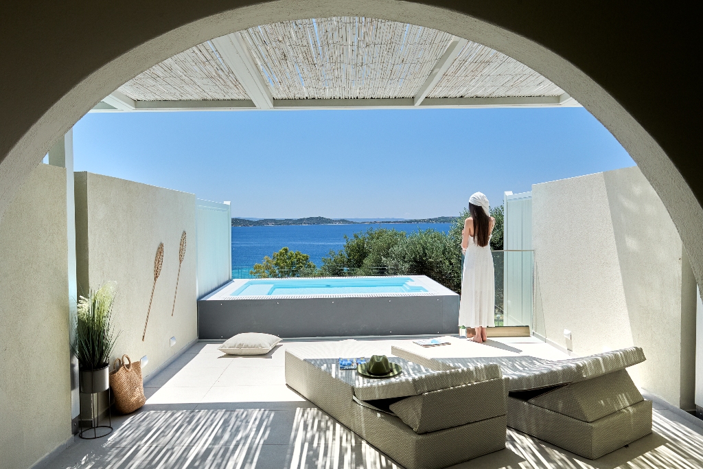 Double Room with Private Pool Land View