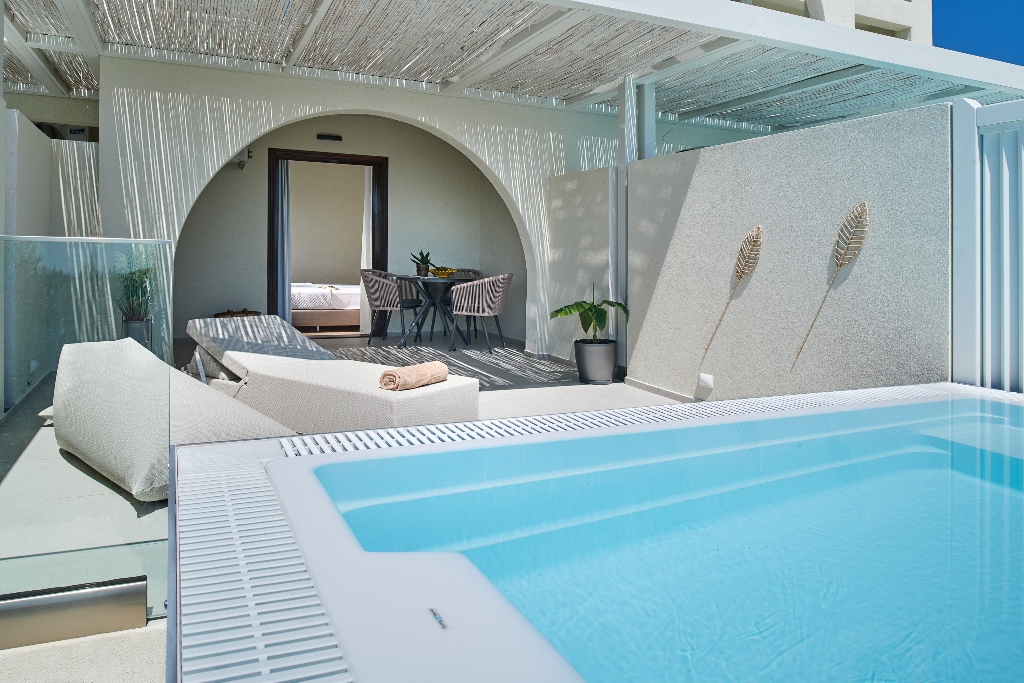 Double Room with Private Pool Land View