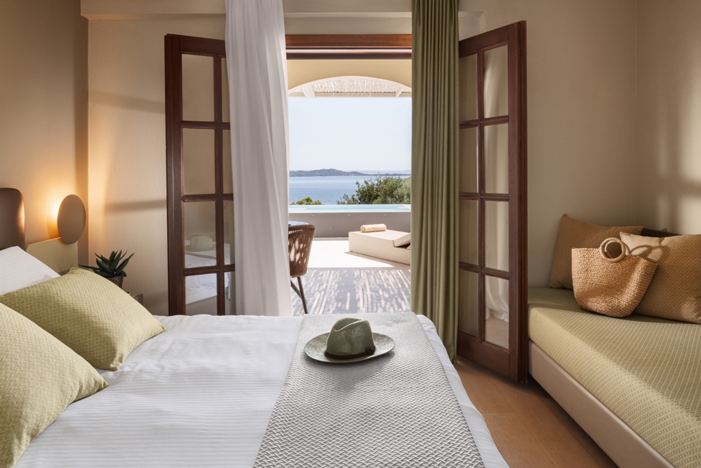 Double Room with Private Pool Land View